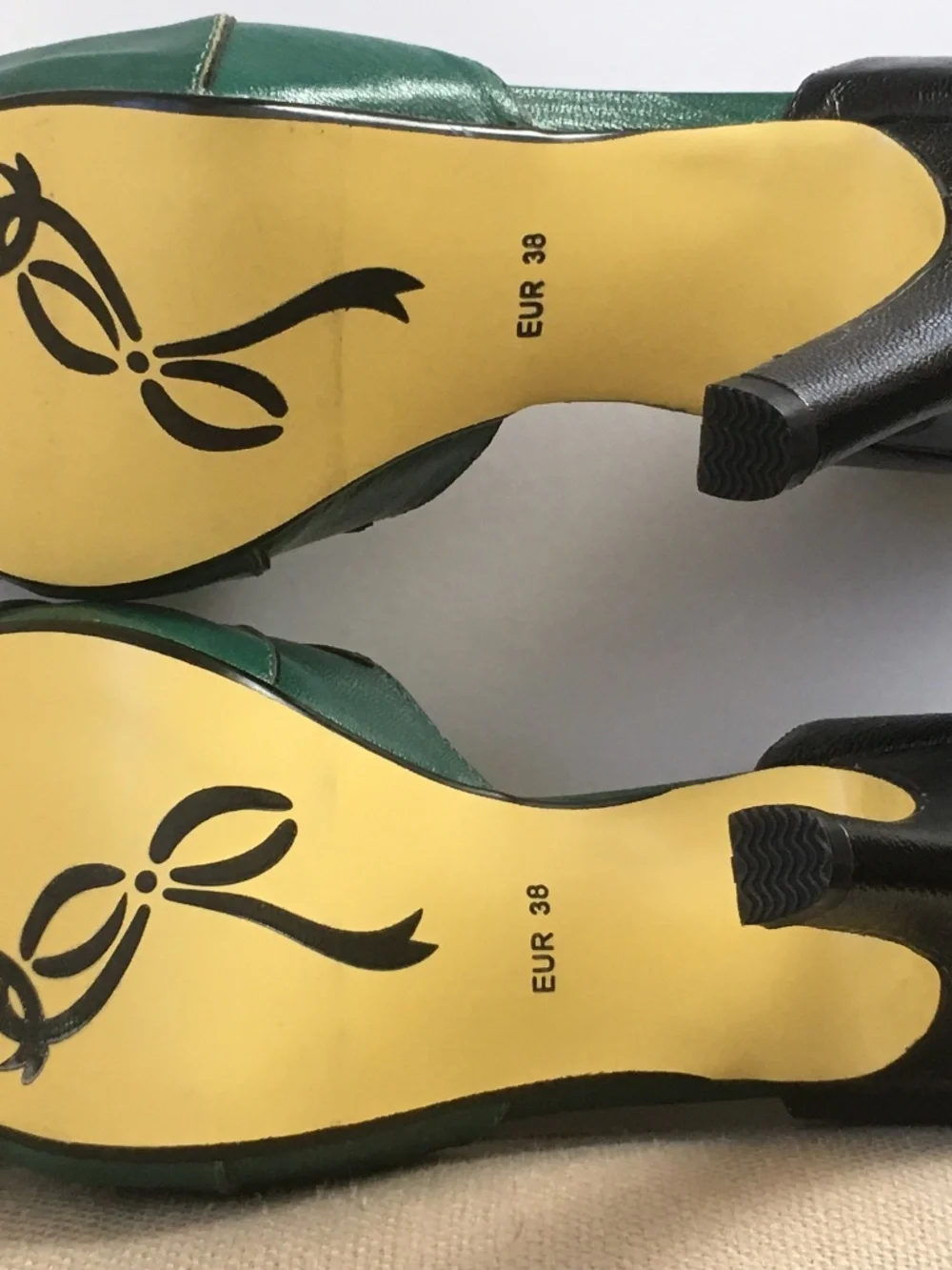 SZ 7.5 Women's Retro Green & Black Poetic Licence pumps